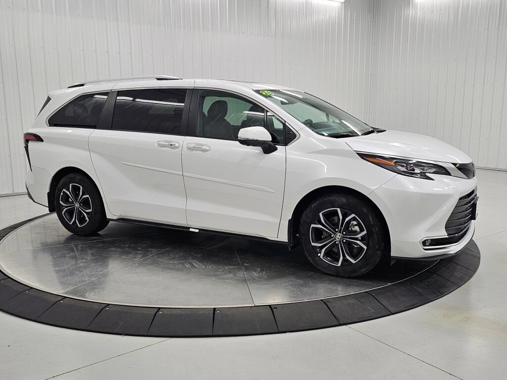 Used 2026 Toyota Sienna Platinum AWD/4WD image 7