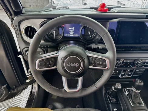 Used 2025 Jeep Wrangler Unlimited Sahara AWD/4WD image 14
