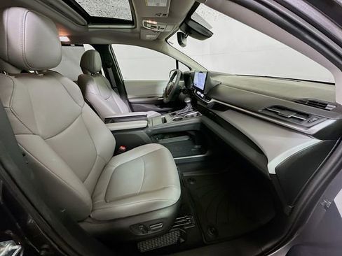 Used 2025 Toyota Sienna XLE image 29