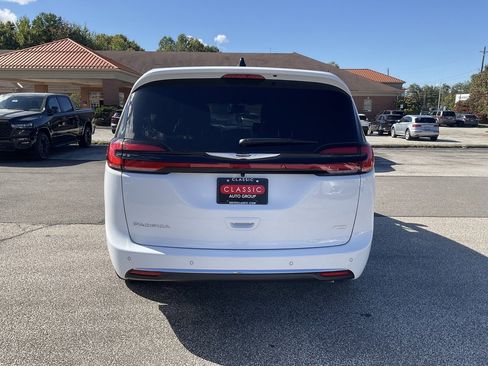 New 2026 Chrysler Pacifica Select image 6