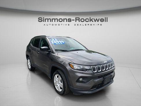 Used 2022 Jeep Compass Latitude image 3