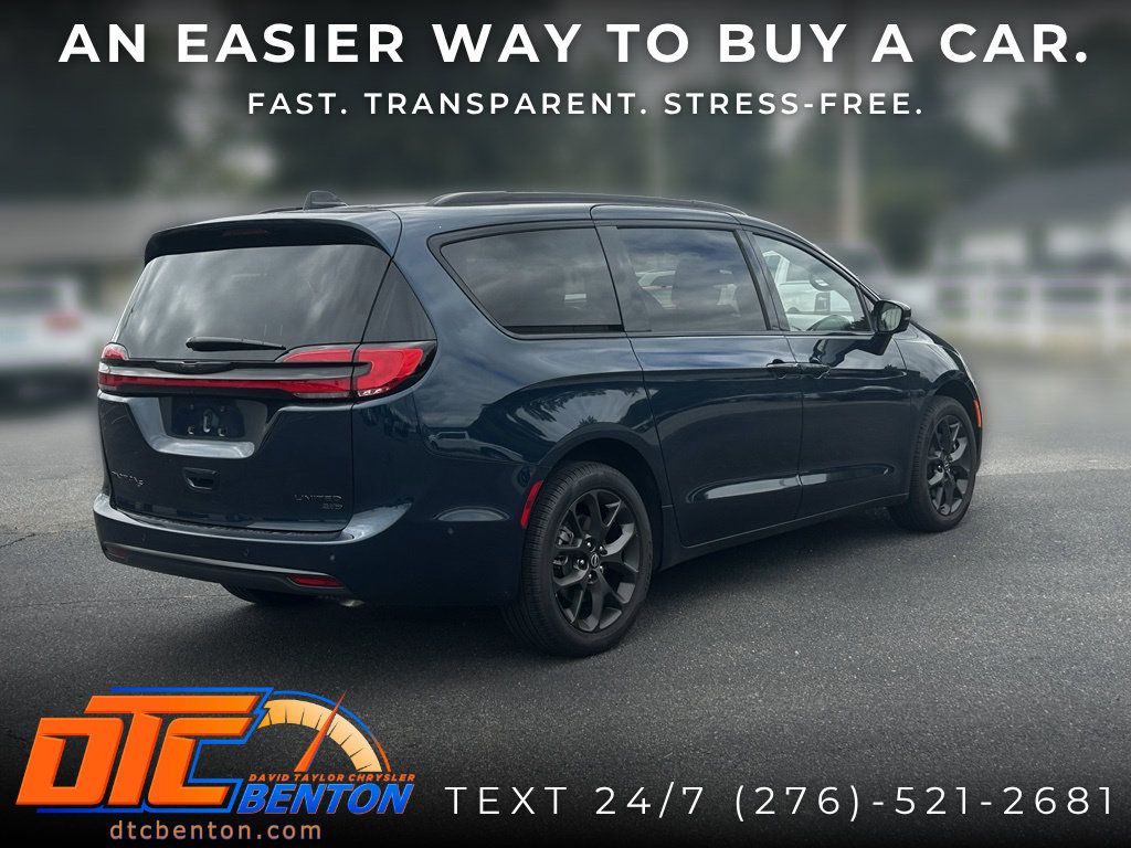 Used 2025 Chrysler Pacifica Limited AWD/4WD image 5