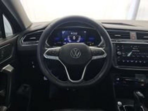 Used 2023 Volkswagen Tiguan SE w/ Panoramic Sunroof Package FWD image 16