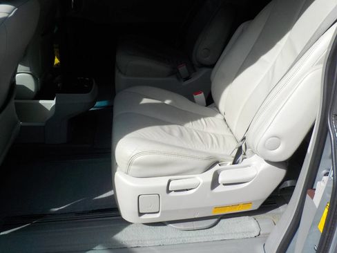Used 2014 Toyota Sienna XLE AWD/4WD image 12