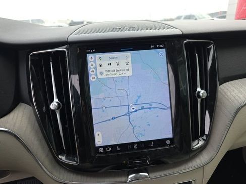 Used 2023 Volvo XC60 B5 Plus image 12