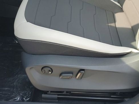 New 2026 Volkswagen Taos SE FWD image 12