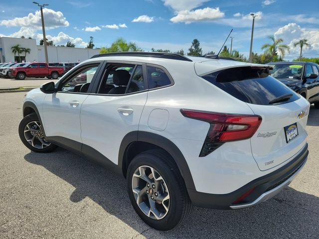 Used 2025 Chevrolet Trax LT FWD image 4