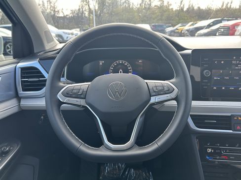 New 2026 Volkswagen Taos SE image 10
