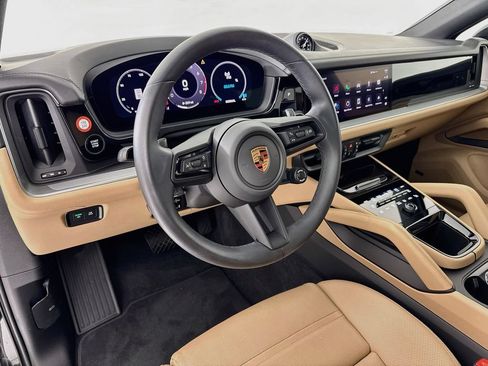 Used 2025 Porsche Cayenne Coupe AWD/4WD image 4