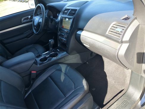 Used 2018 Ford Explorer XLT w/ Equipment Group 202A image 12