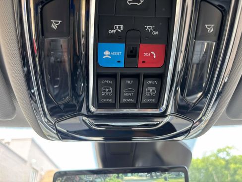 Used 2022 Jeep Grand Cherokee Overland w/ Adv Protech Group III image 24