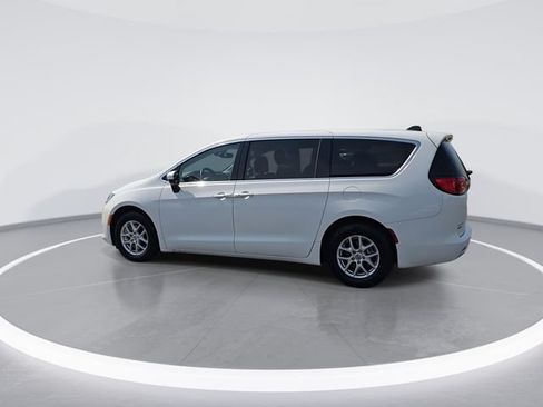 Used 2023 Chrysler Voyager LX FWD image 6