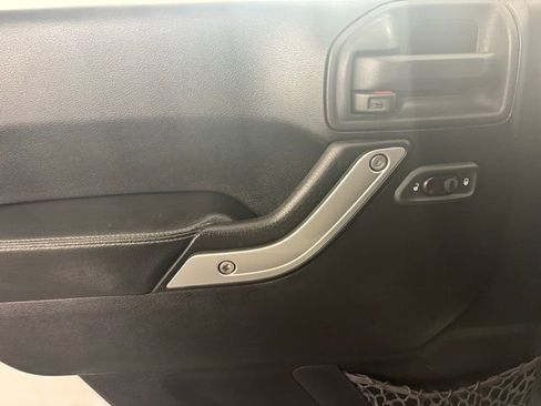 Used 2015 Jeep Wrangler Unlimited Rubicon image 18
