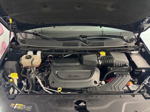 Used 2023 Chrysler Pacifica Touring-L FWD image 6