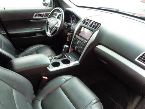 Used 2014 Ford Explorer XLT w/ Equipment Group 202A AWD/4WD image 15