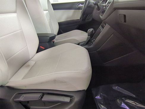 Used 2019 Volkswagen Tiguan SE w/ Panoramic Sunroof Package image 38
