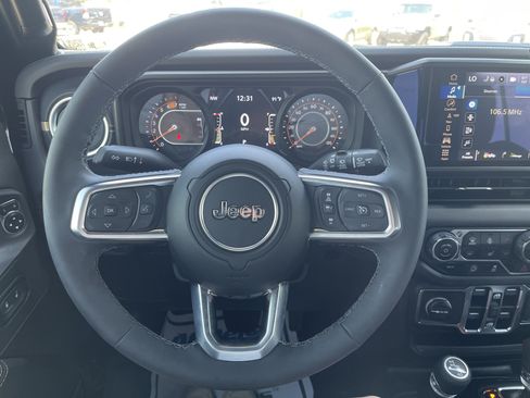 Used 2025 Jeep Wrangler Unlimited Sahara AWD/4WD image 15