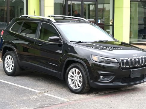 Used 2019 Jeep Cherokee Latitude w/ Popular Appearance Group image 3