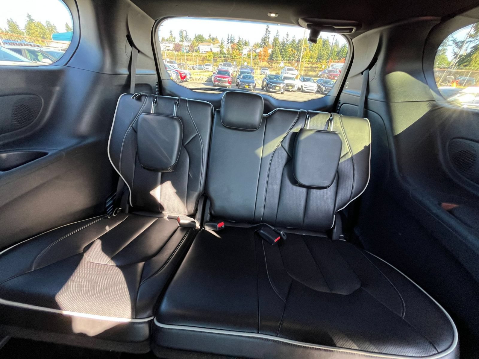 Used 2025 Chrysler Pacifica Limited FWD image 32