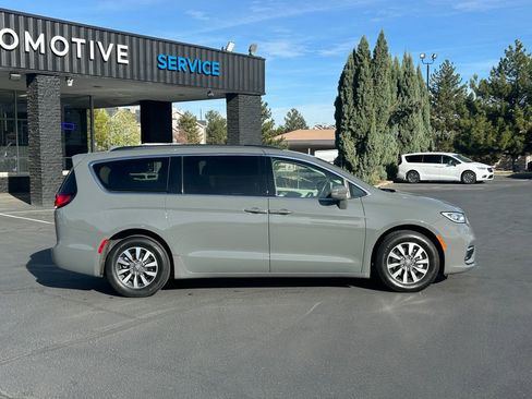 Used 2021 Chrysler Pacifica Touring image 2