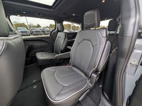 New 2026 Chrysler Pacifica Limited w/ S Appearance Package FWD image 15