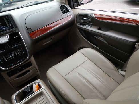 Used 2015 Chrysler Town & Country Touring-L w/ Driver Convenience Group FWD image 11