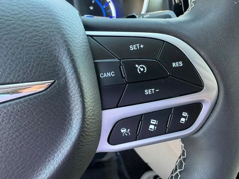 Used 2023 Chrysler Pacifica Touring-L w/ Uconnect Theater Family Group FWD image 19