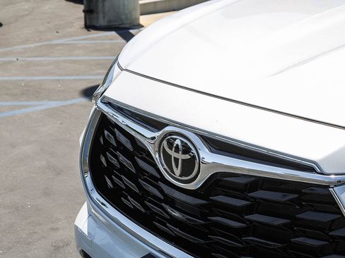 Used 2023 Toyota Highlander Limited FWD image 6