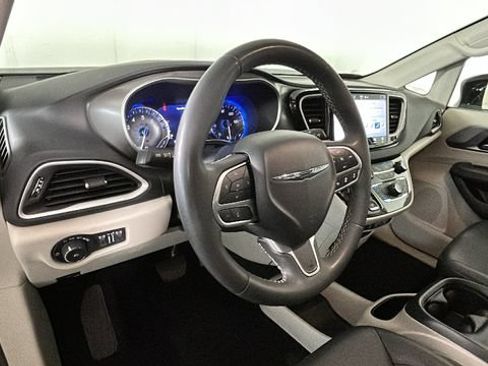 Used 2024 Chrysler Pacifica Touring-L FWD image 13