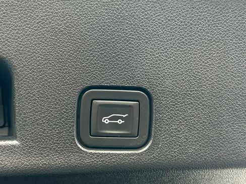 Used 2025 GMC Acadia Elevation image 9