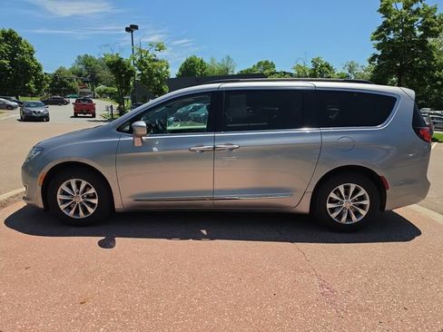 Used 2017 Chrysler Pacifica Touring-L FWD image 2