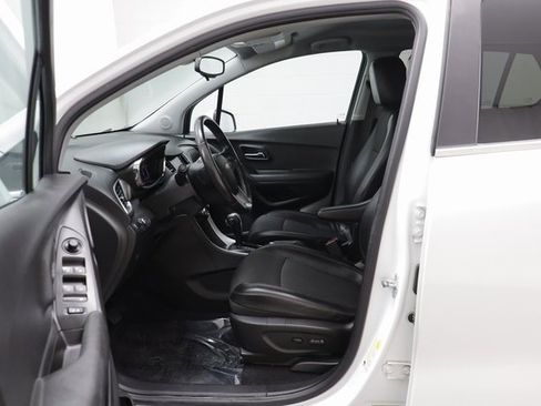 Certified 2020 Chevrolet Trax LT w/ LT Convenience Package image 5