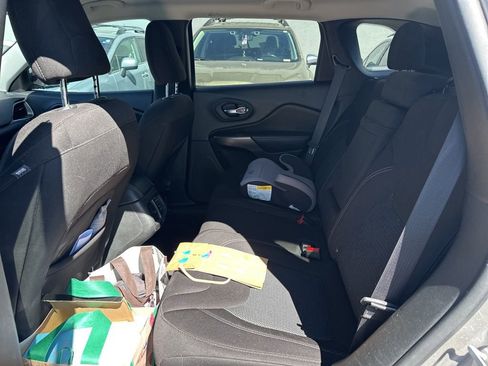 Used 2019 Jeep Cherokee Latitude w/ Popular Appearance Group image 12