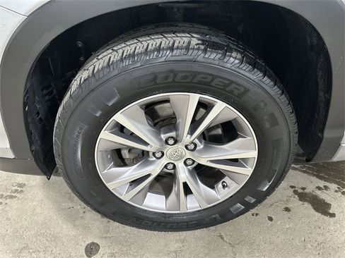 Used 2015 Toyota Highlander XLE image 23