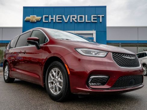 Used 2023 Chrysler Pacifica Touring-L FWD image 1