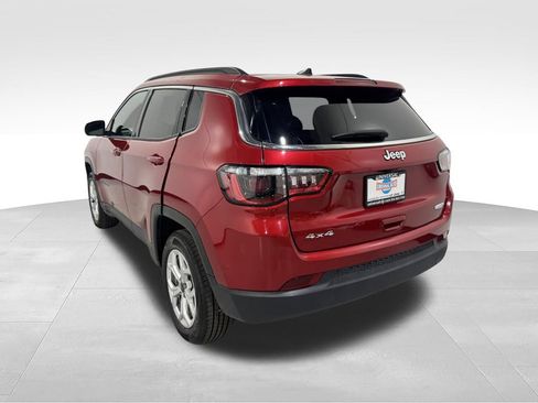 Used 2025 Jeep Compass Latitude w/ Sun & Sound Group AWD/4WD image 39
