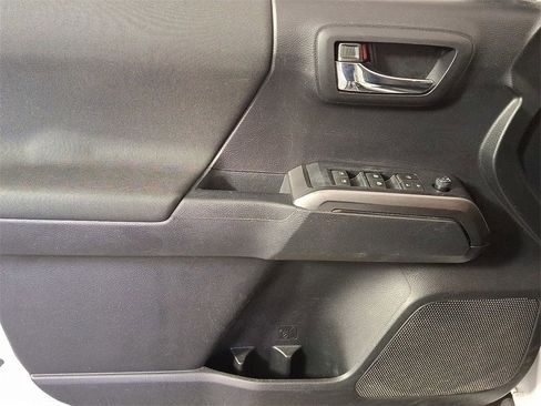 Used 2019 Toyota Tacoma TRD Sport image 12