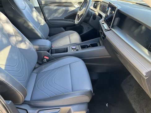 New 2026 Volkswagen Tiguan SE FWD image 8