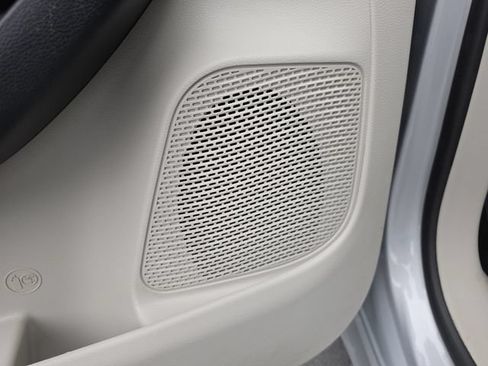 Used 2023 Chrysler Pacifica Touring-L FWD image 30