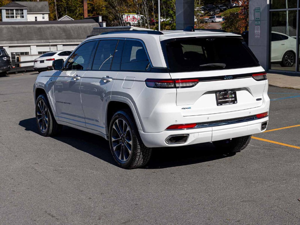 Used 2023 Jeep Grand Cherokee Overland w/ Luxury Tech Group IV AWD/4WD image 6