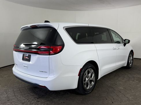 Used 2024 Chrysler Pacifica Limited FWD image 9