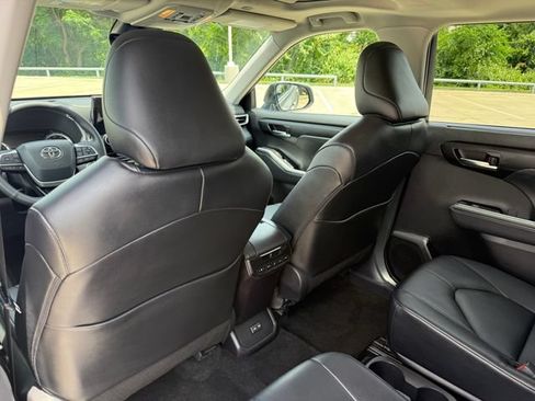 Used 2025 Toyota Highlander XLE FWD image 23