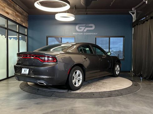 Used 2022 Dodge Charger SXT RWD image 3