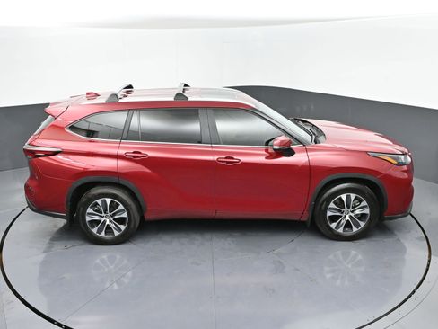 Certified 2024 Toyota Highlander XLE image 47