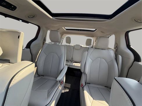 Used 2018 Chrysler Pacifica Limited w/ Advanced Safetytec Group FWD image 63