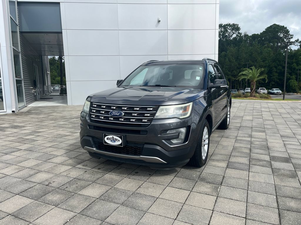 Used 2017 Ford Explorer XLT w/ Equipment Group 202A FWD image 2