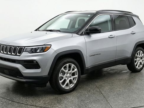 Used 2025 Jeep Compass Limited image 3