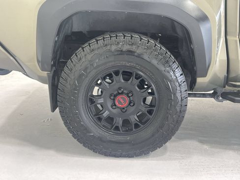Used 2024 Toyota Tacoma TRD Off-Road w/ TRD Off Road Upgrade Package AWD/4WD image 10