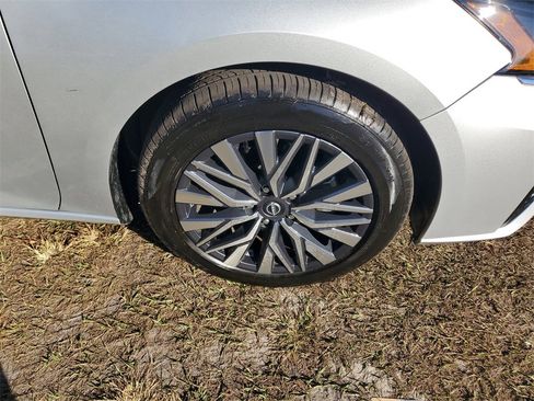 Used 2024 Nissan Altima 2.5 SV image 6