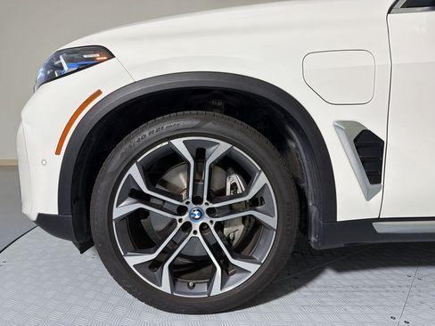 Used 2025 BMW X5 xDrive50e w/ Premium Package AWD/4WD image 4